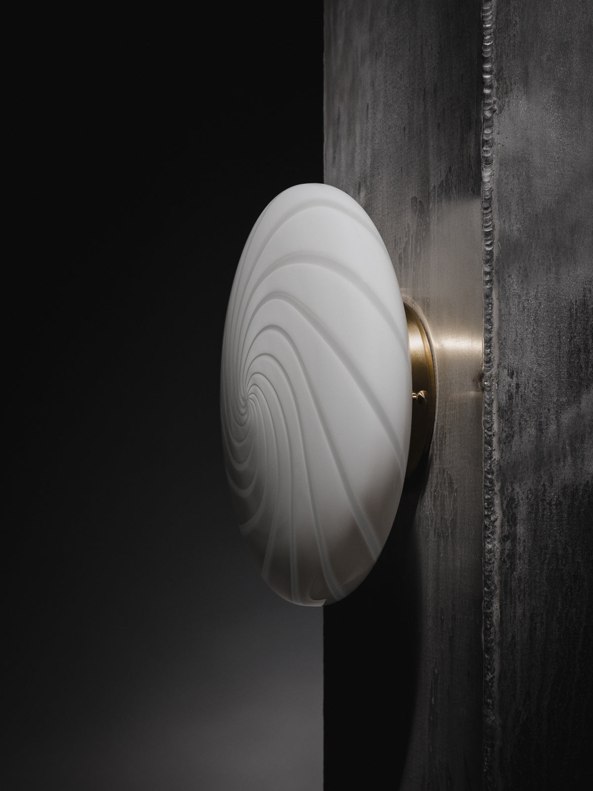 Defined by its curved mouth-blown opaline glass shade, this plafond lamp can be fixed on a wall or ceiling through a fitted hand-casted solid brass mount. The design features a swirl pattern obtained using an original 1970s mould, specifically picked to give the lamp a clean expression.
Handmade in Murano, Italy. Murano lampe væglampe loftslampe loftlampe
Copenhagen Venice