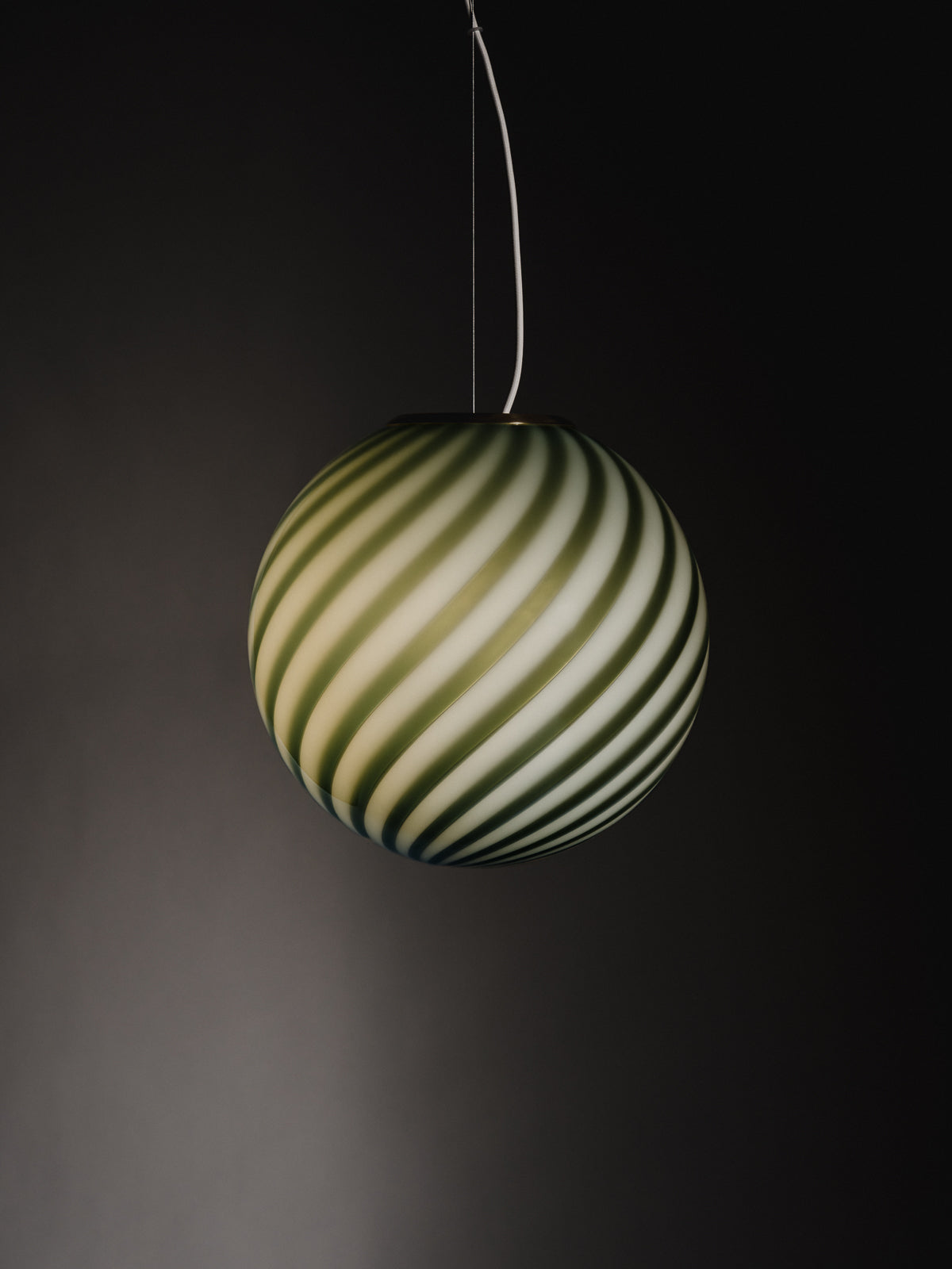 limited edition Murano Vetri glass pendant sculptural sphere-shaped pendant crafted from mouth-blown swirl opaline glass in  Petrolio: a deep and rich shade of green. Brass fitting hardware suspension. Murano pendel lampe I grøn glas med swirl. Copenhagen Venice 