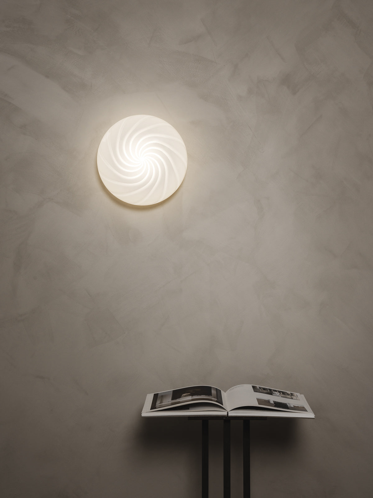 Defined by its curved mouth-blown opaline glass shade, this plafond lamp can be fixed on a wall or ceiling through a fitted hand-casted solid brass mount. The design features a swirl pattern obtained using an original 1970s mould, specifically picked to give the lamp a clean expression. Handmade in Murano, Italy. Murano lampe væglampe loftslampe loftlampe  Copenhagen Venice 